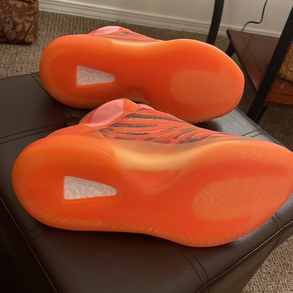 2023
Yeezy Quantum 'Hi-Res Orange Men's size 5 brand new - never worn - Picture 7 of 8